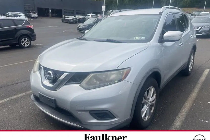 2015 Nissan Rogue SV photo 1
