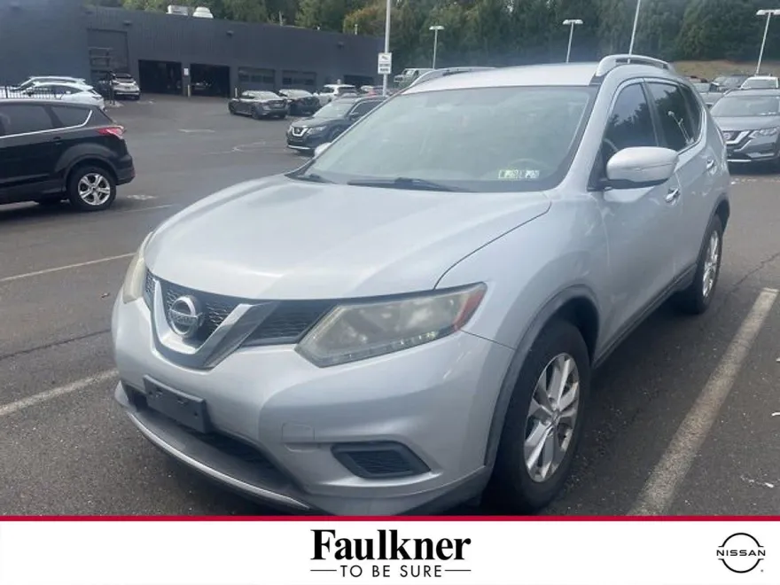 2015 Nissan Rogue SV photo 1