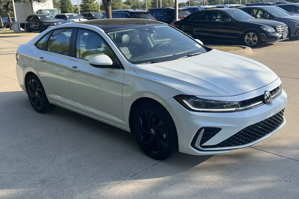 2025 Volkswagen Jetta SE photo 1