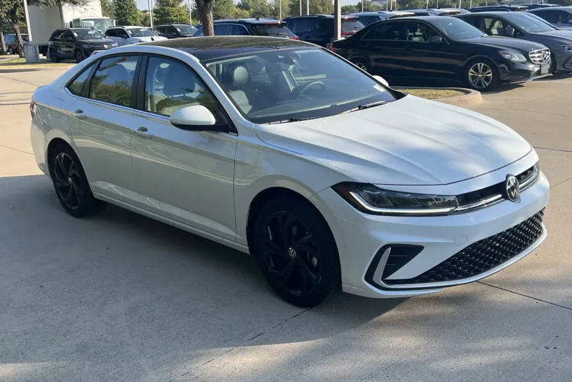2025 Volkswagen Jetta SE photo 1