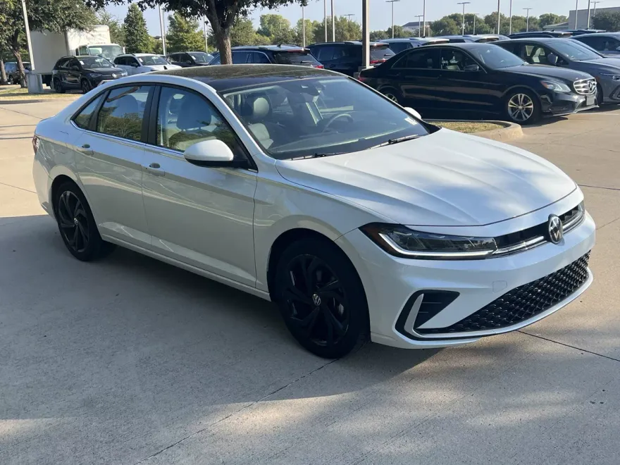 2025 Volkswagen Jetta SE photo 1