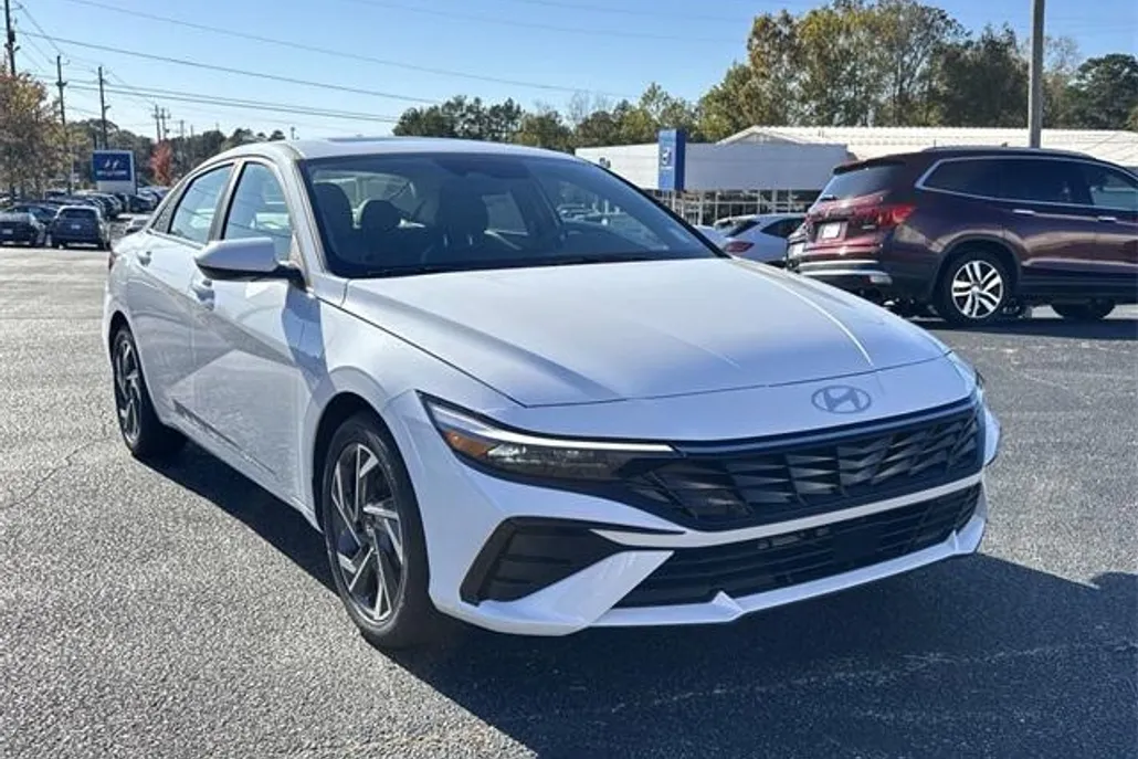 2025 Hyundai Elantra SEL Convenience photo 1