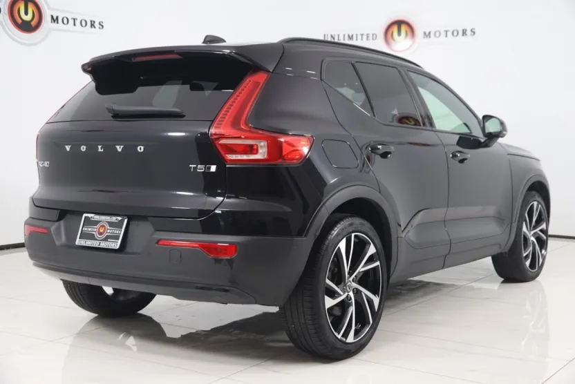 2022 Volvo XC40 R-Design photo 1