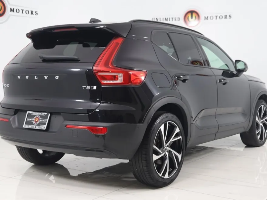 2022 Volvo XC40 R-Design photo 1