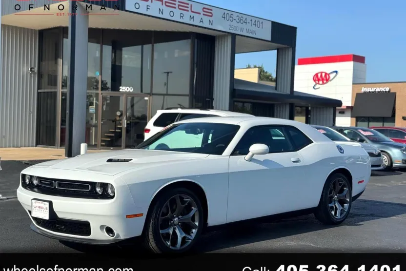 2016 Dodge Challenger SXT photo 1
