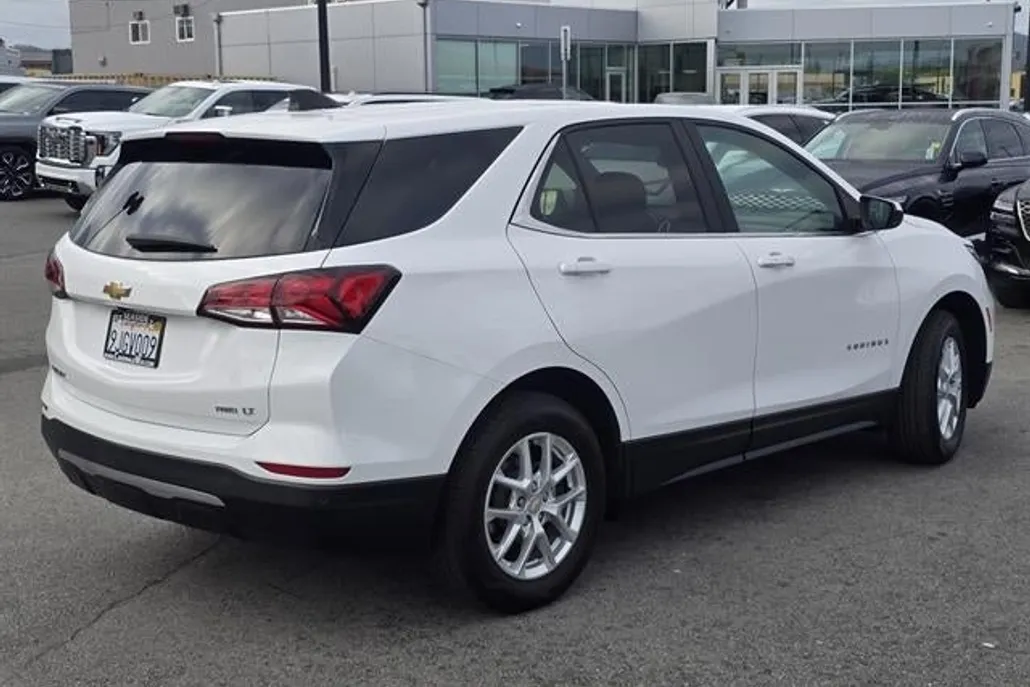 2023 Chevrolet Equinox LT photo 1