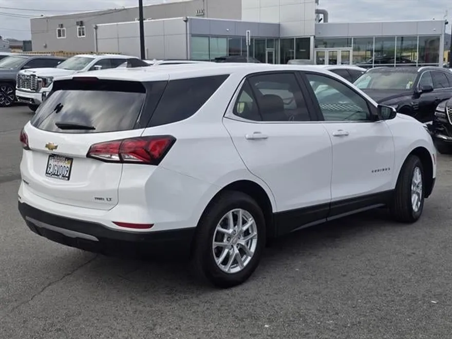 2023 Chevrolet Equinox LT photo 1