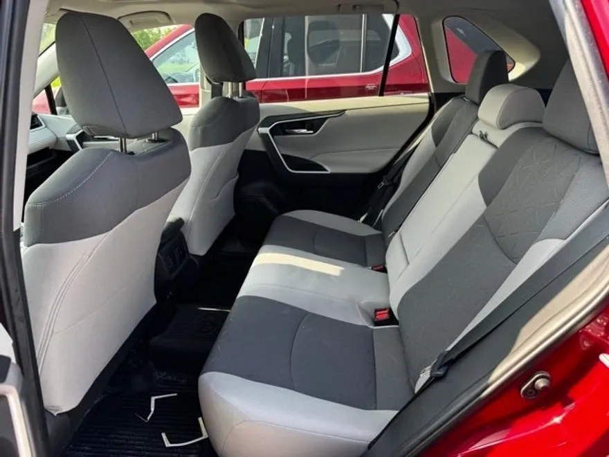 2021 Toyota RAV4 XLE photo 5