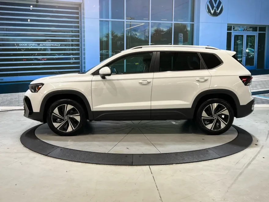 2025 Volkswagen Taos SE photo 1