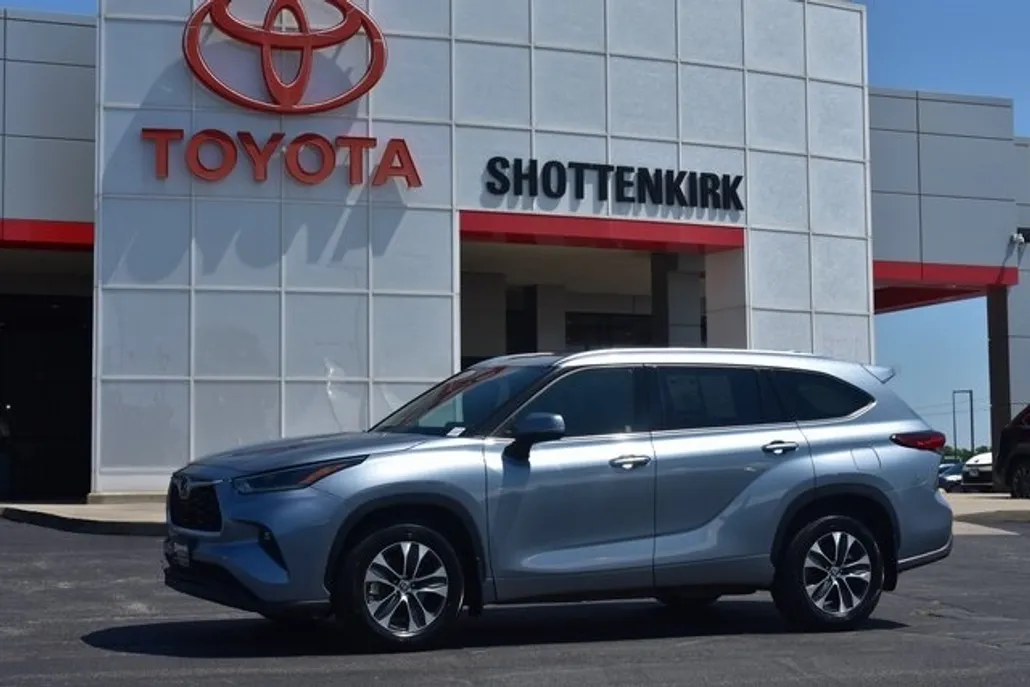 2021 Toyota Highlander XLE photo 1
