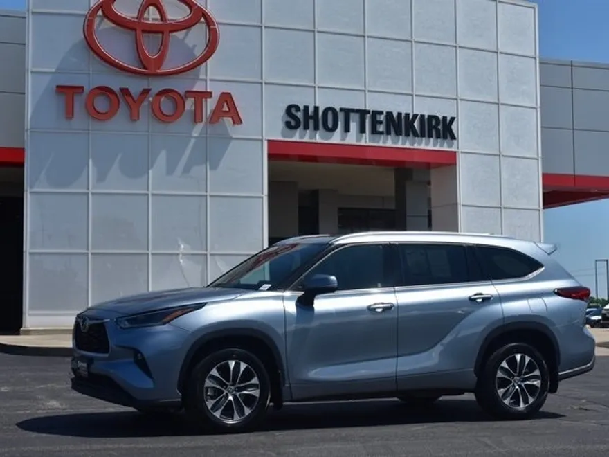2021 Toyota Highlander XLE photo 1