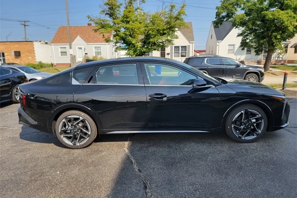 2025 Kia K4 GT-Line photo 1