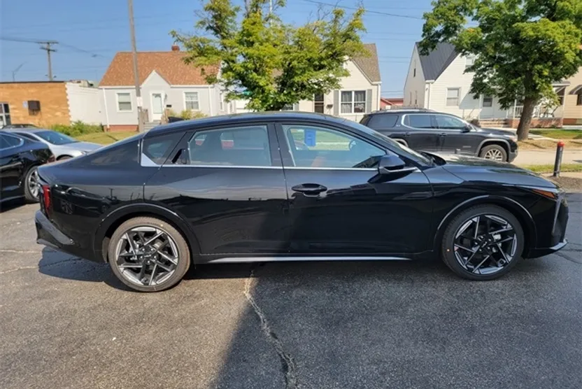 2025 Kia K4 GT-Line photo 1
