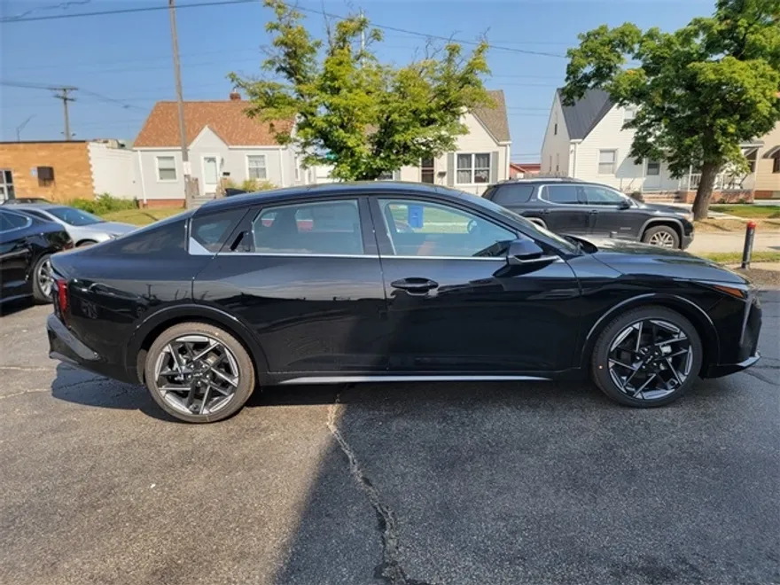 2025 Kia K4 GT-Line photo 1