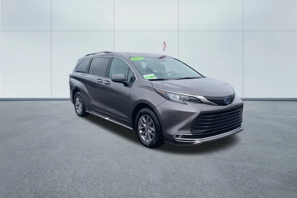 2024 Toyota Sienna XLE photo 1