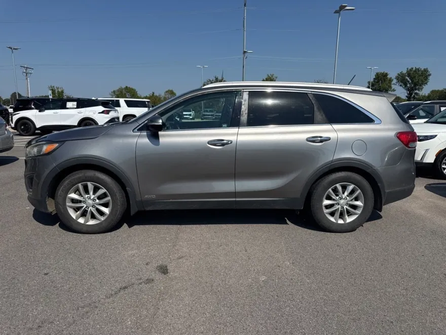 2017 Kia Sorento LX photo 1