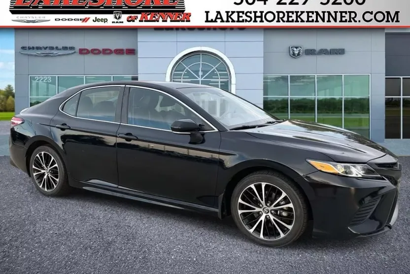 2019 Toyota Camry SE photo 1