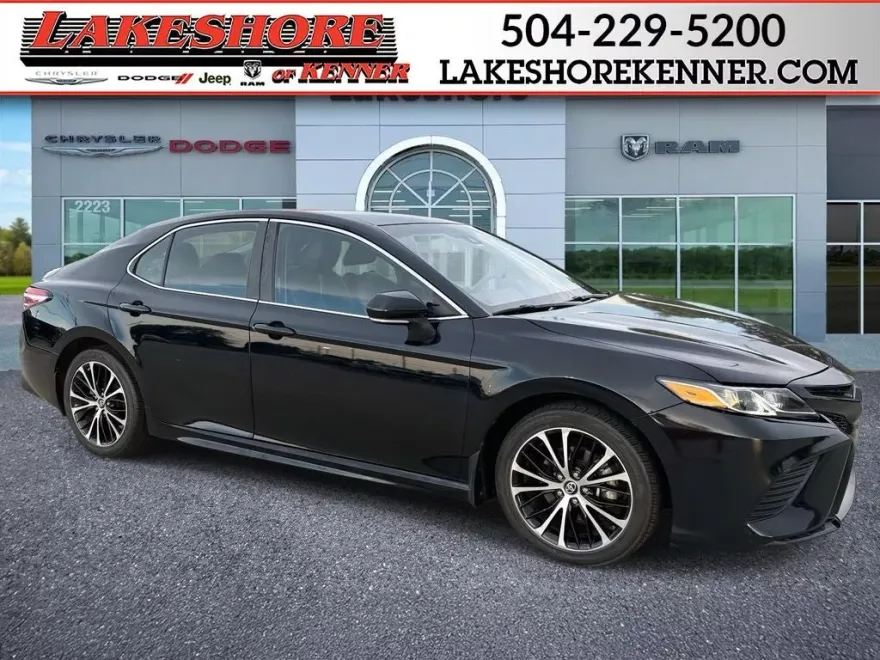2019 Toyota Camry SE photo 1