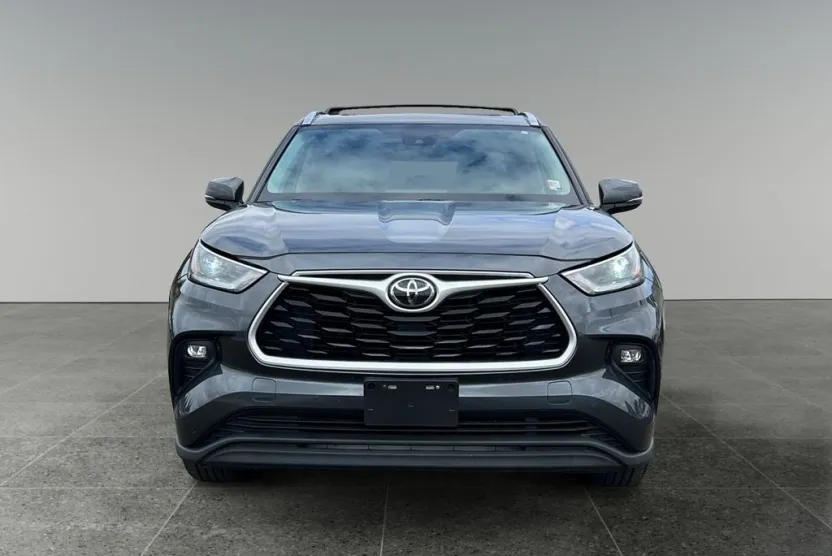 2021 Toyota Highlander XLE photo 1