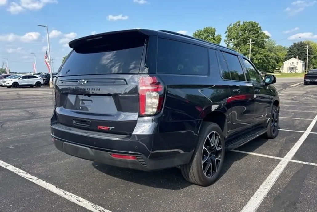 2023 Chevrolet Suburban RST photo 1