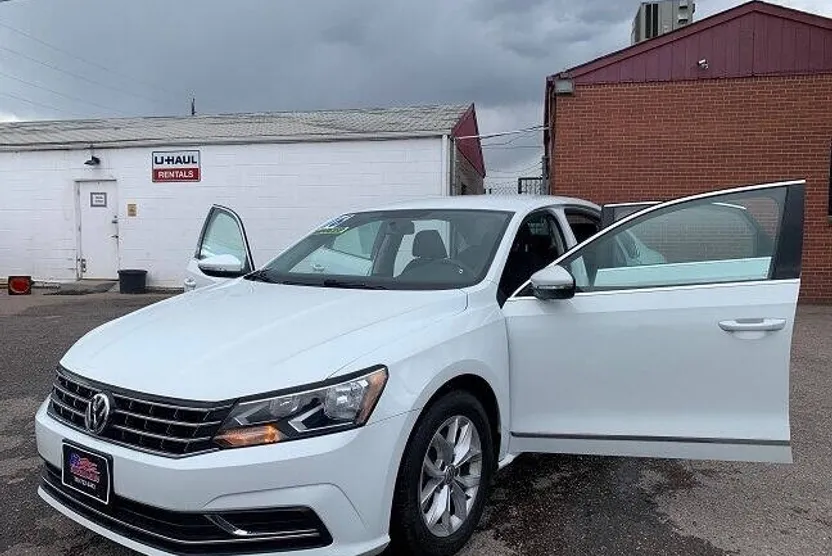 2016 Volkswagen Passat S photo 1