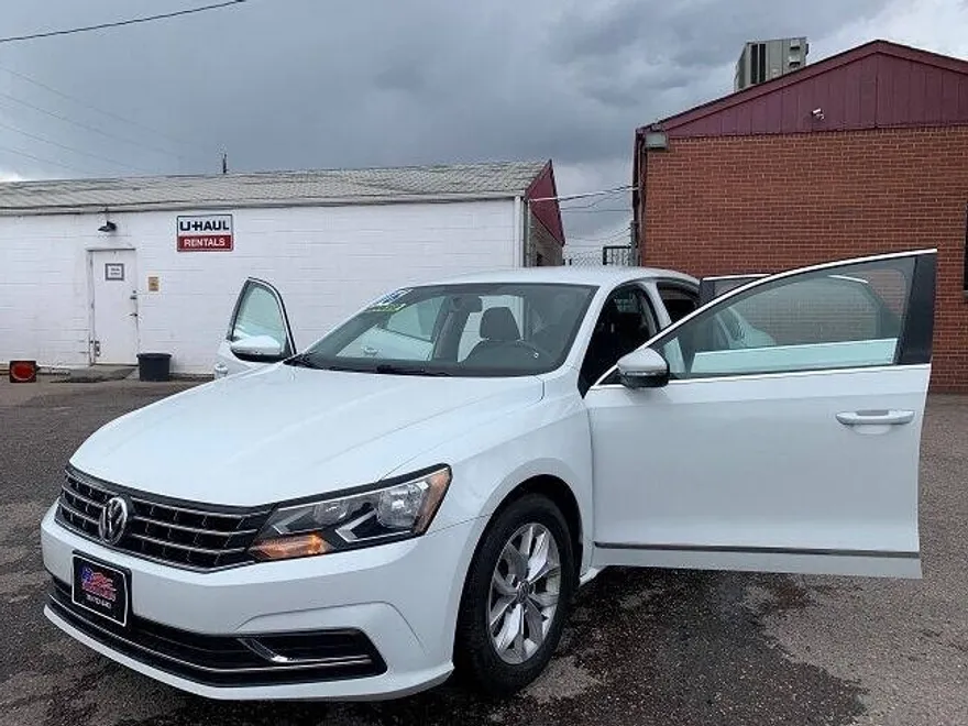 2016 Volkswagen Passat S photo 1