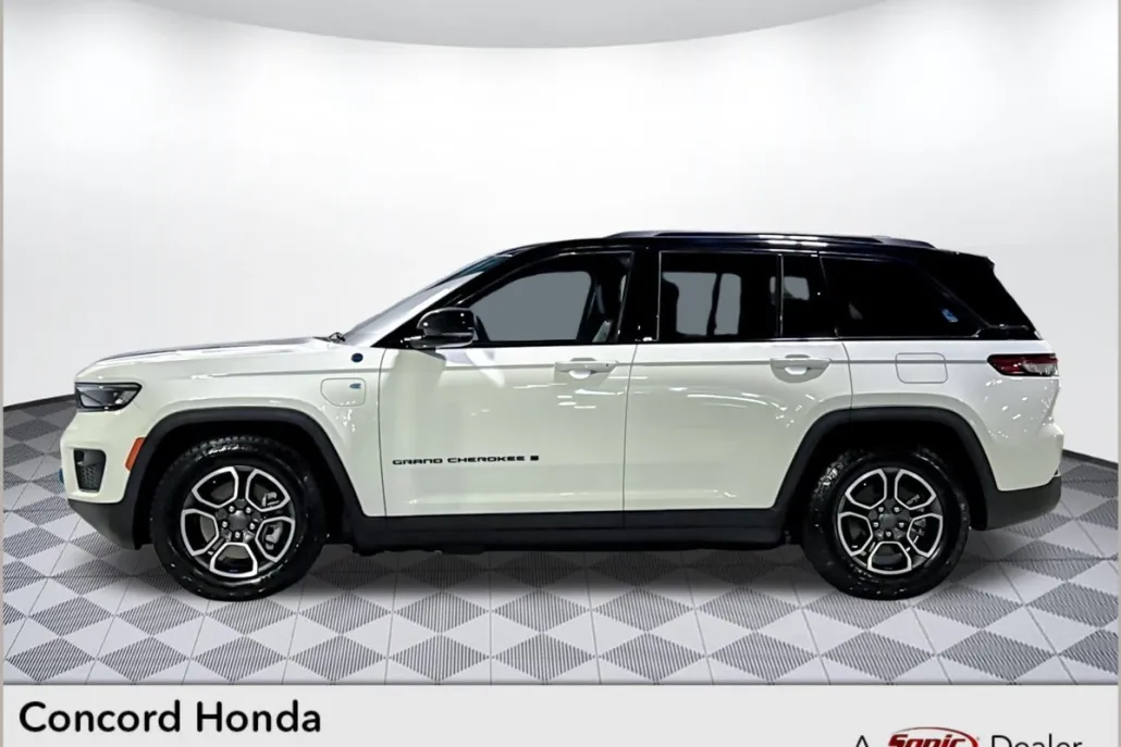 2023 Jeep Cherokee Trailhawk photo 1