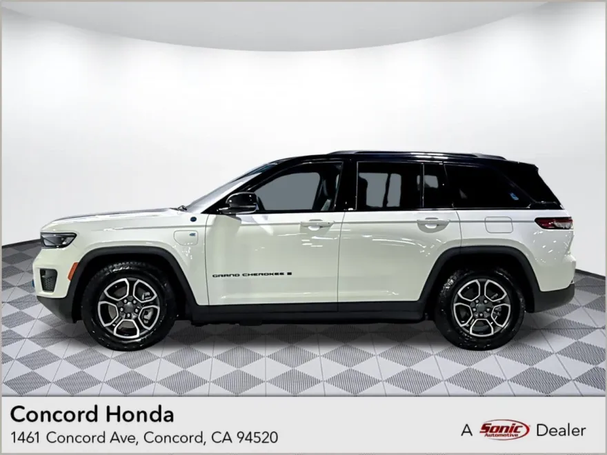 2023 Jeep Cherokee Trailhawk photo 1