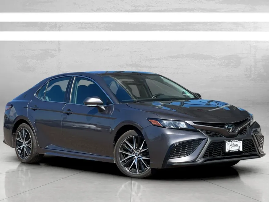 2022 Toyota Camry SE photo 1