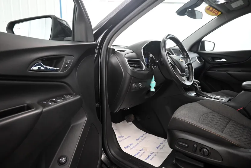2022 Chevrolet Equinox LT photo 1