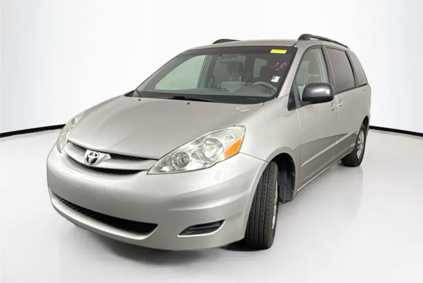 2008 Toyota Sienna LE photo 1