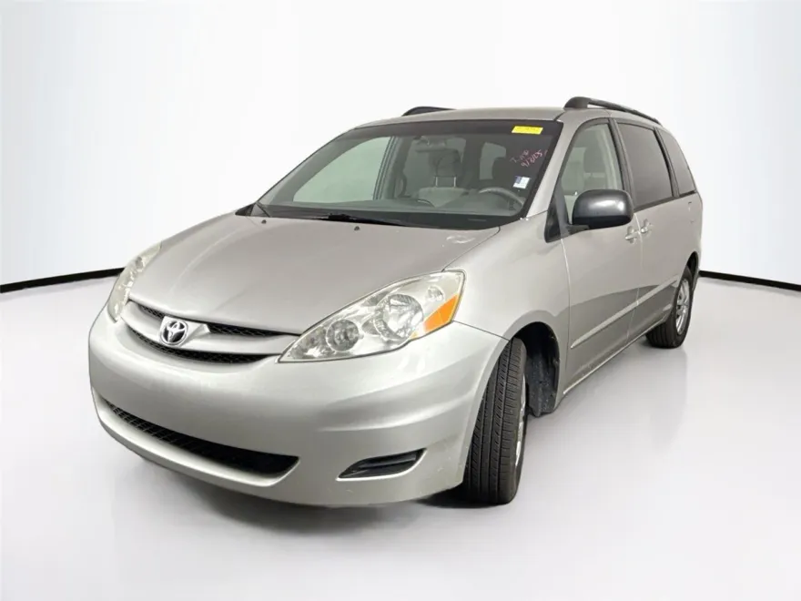 2008 Toyota Sienna LE photo 1