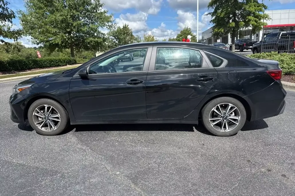 2023 Kia Forte LXS photo 1