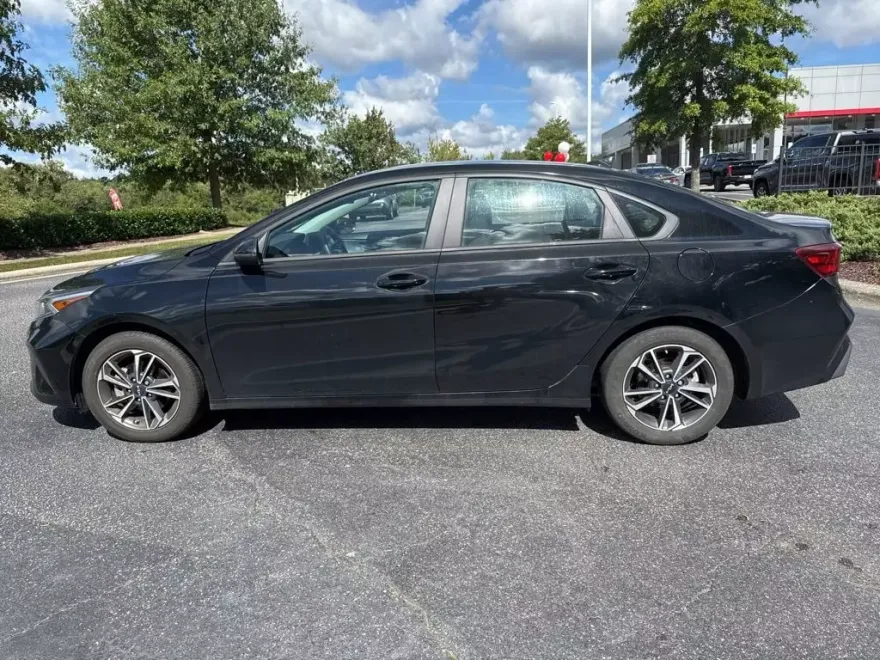 2023 Kia Forte LXS photo 1