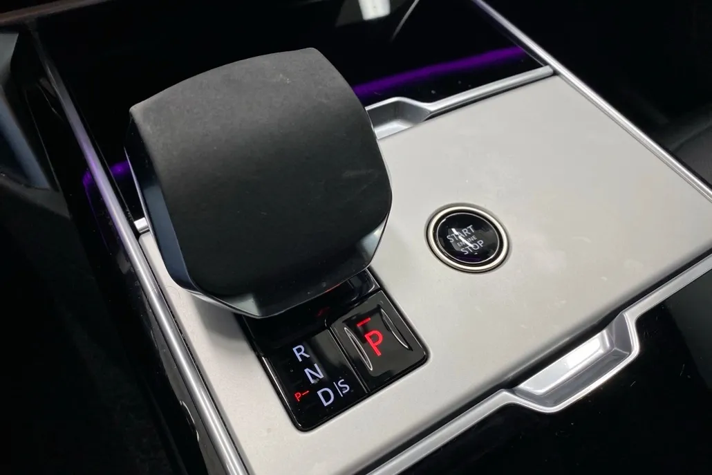 2024 Land Rover Range Rover SE photo 1