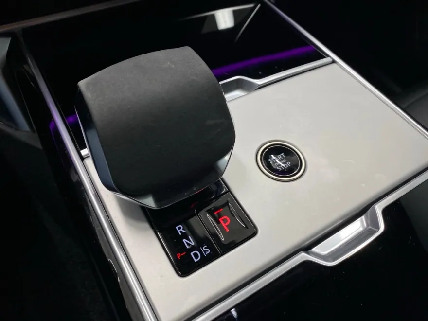 2024 Land Rover Range Rover SE photo 1
