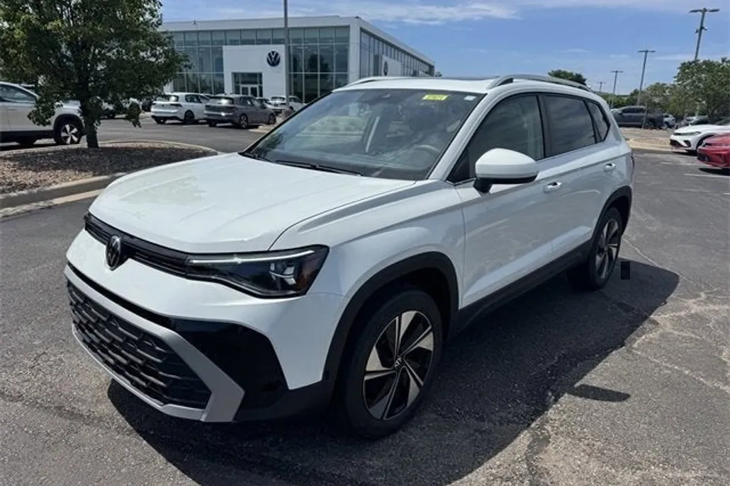2025 Volkswagen Taos SE photo 1