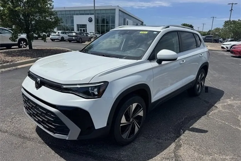 2025 Volkswagen Taos SE photo 1