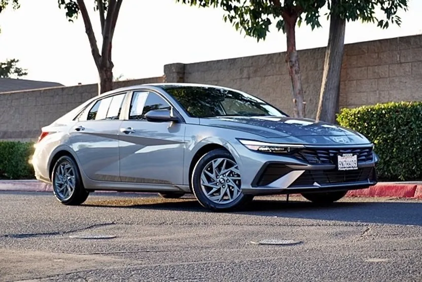 2024 Hyundai Elantra SEL photo 1