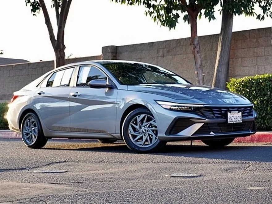 2024 Hyundai Elantra SEL photo 1