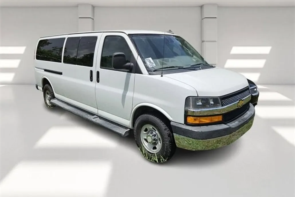 2019 Chevrolet Express Passenger 3500 LT photo 1