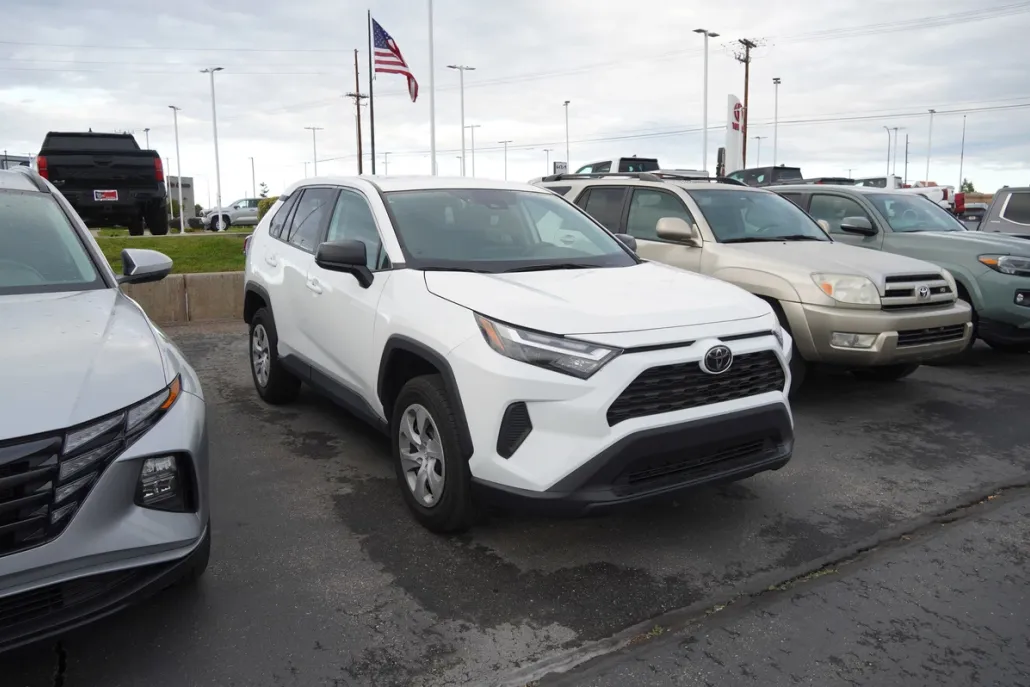 2024 Toyota RAV4 LE photo 1