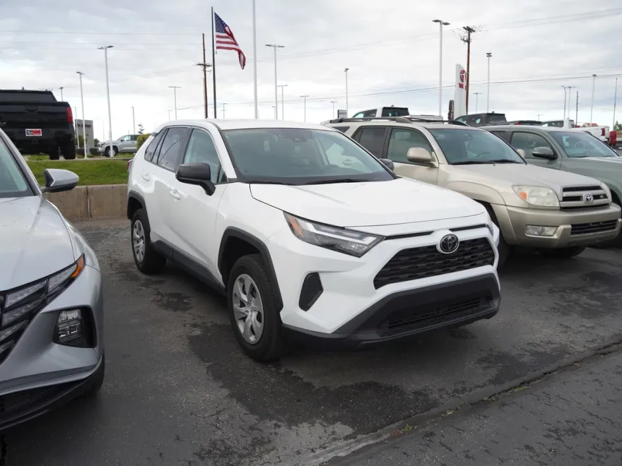 2024 Toyota RAV4 LE photo 1
