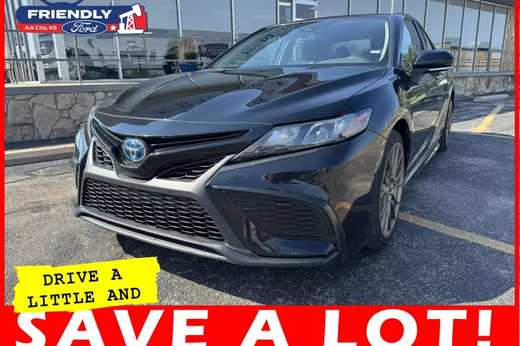 2024 Toyota Camry Hybrid SE photo 1