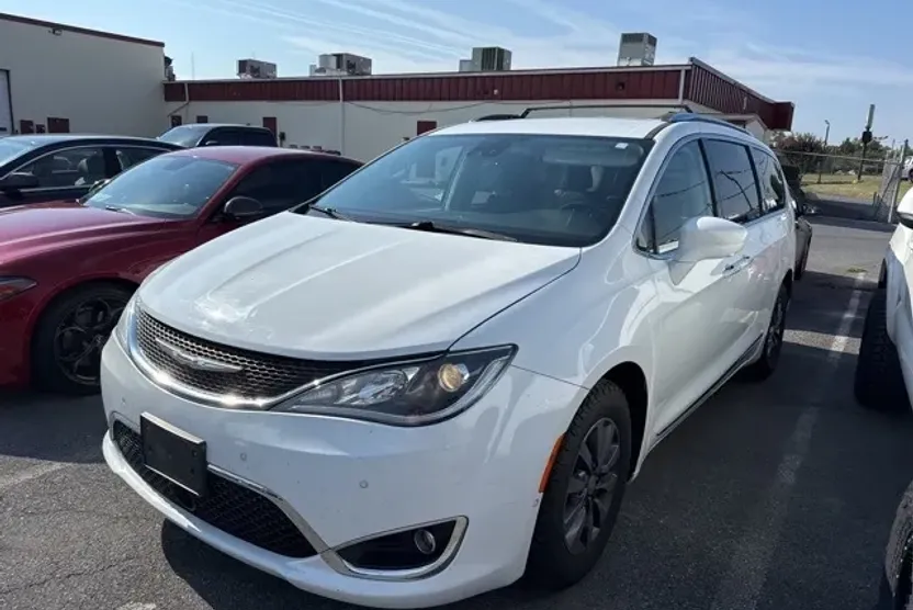 2019 Chrysler Pacifica Touring Plus photo 1