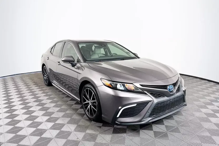 2022 Toyota Camry Hybrid SE photo 1