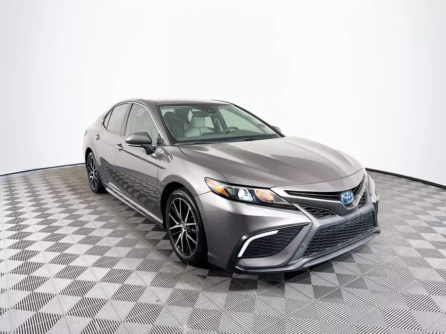 2022 Toyota Camry Hybrid SE photo 1