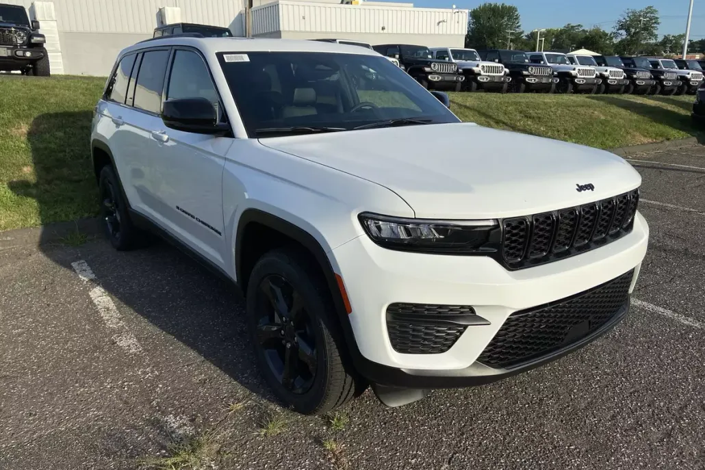 2025 Jeep Grand Cherokee Laredo photo 1