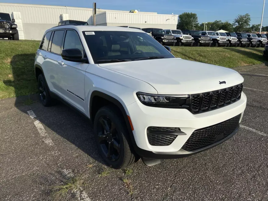 2025 Jeep Grand Cherokee Laredo photo 1