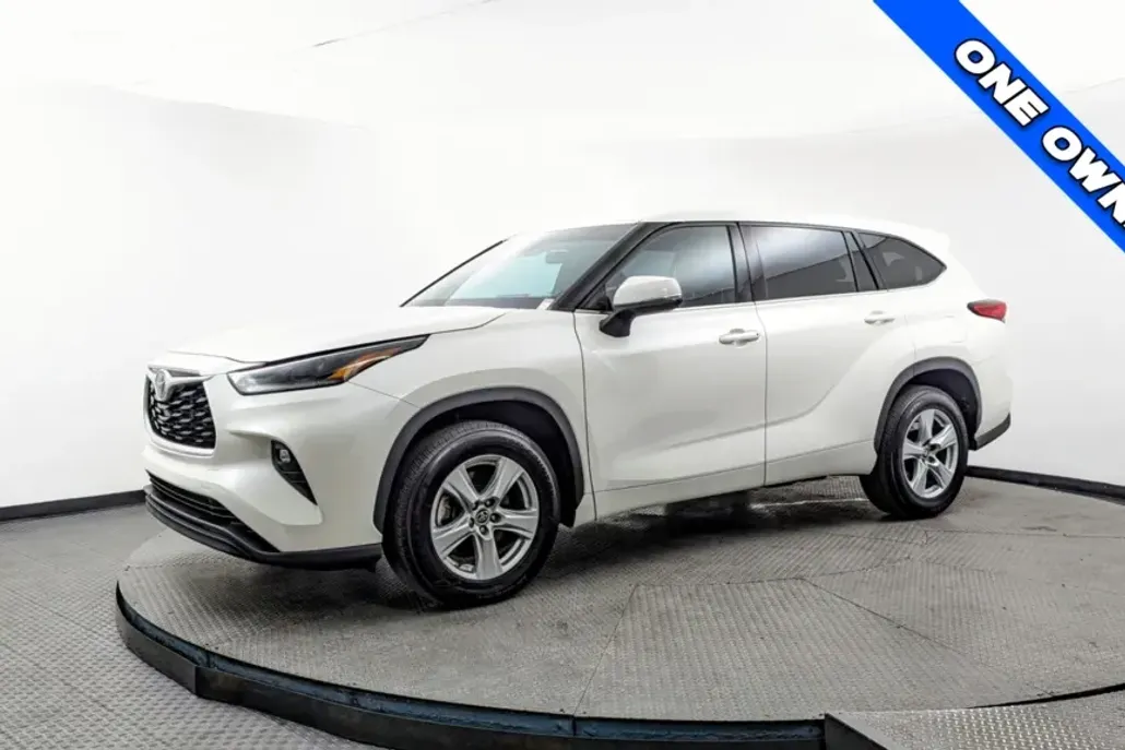 2021 Toyota Highlander LE photo 1